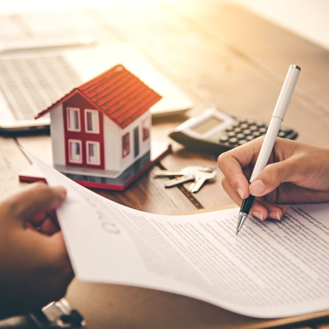 People signing a contract for buying/renting a property.